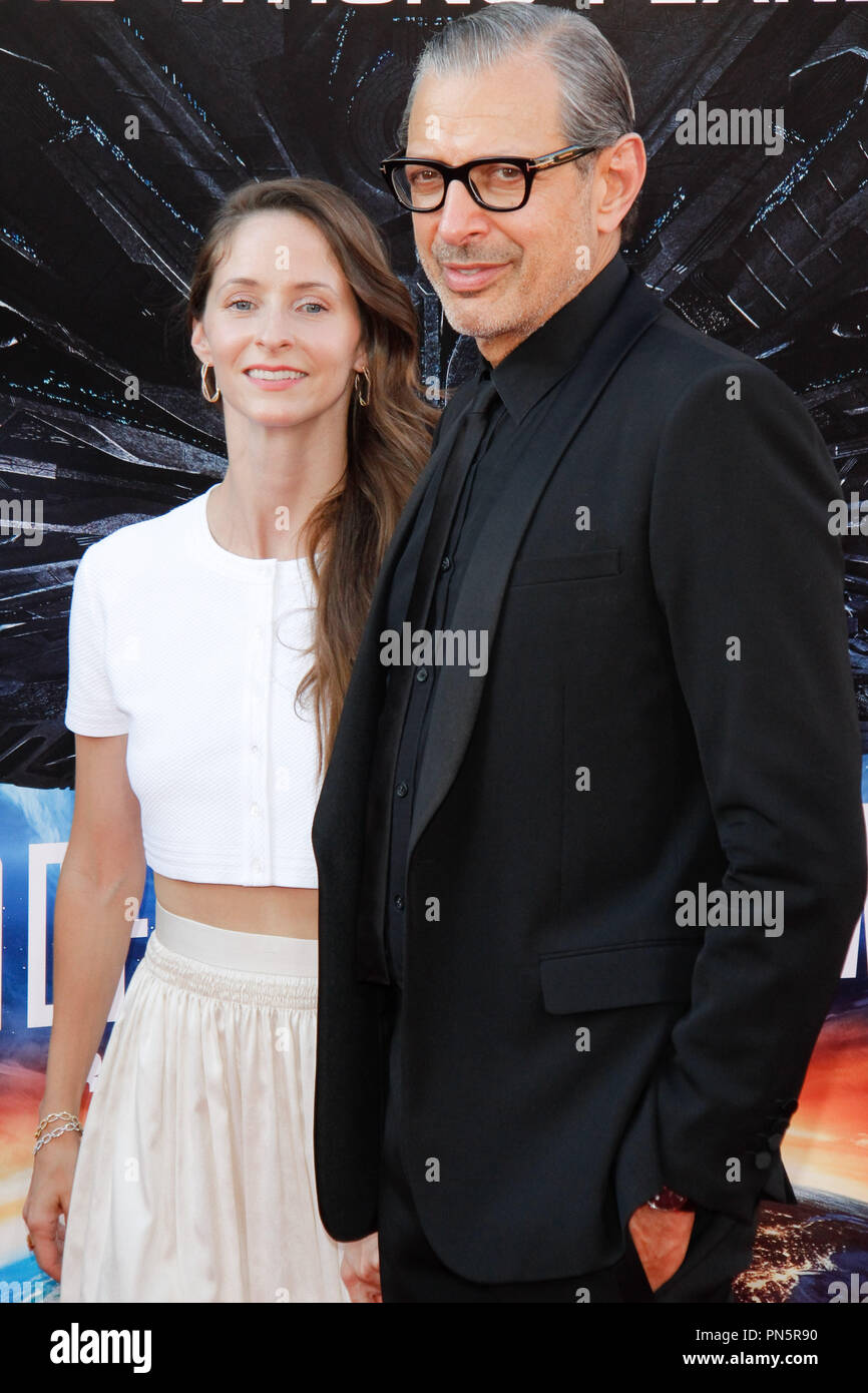 Jeff Goldblum und Emilie Livingston bei der Premiere von Twentieth Century Fox "Independence Day: Wiederaufleben' an TCL Chinese Theatre am 20. Juni 2016 in Hollywood, Kalifornien. Foto von Joe Martinez/PictureLux Stockfoto