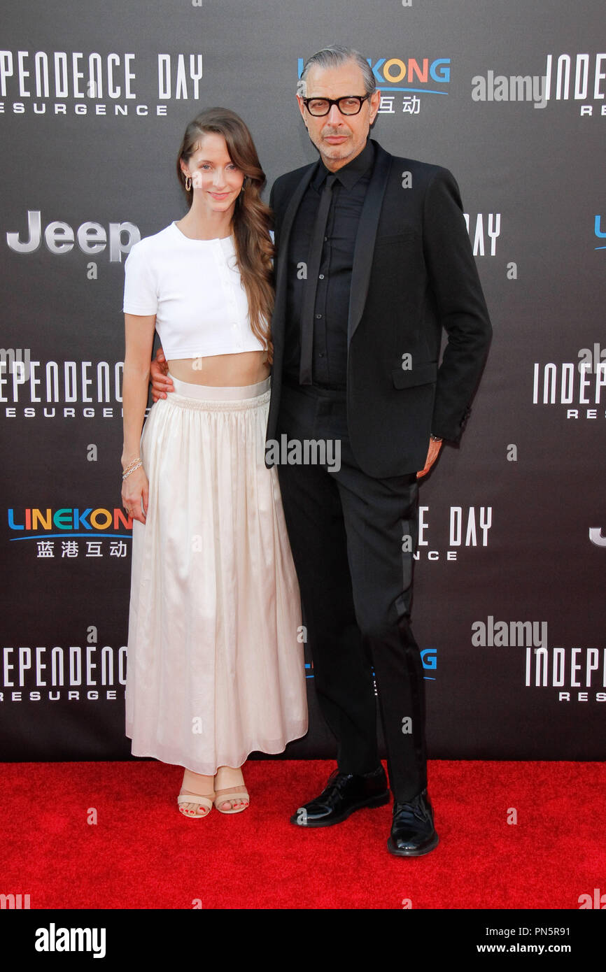 Jeff Goldblum und Emilie Livingston bei der Premiere von Twentieth Century Fox "Independence Day: Wiederaufleben' an TCL Chinese Theatre am 20. Juni 2016 in Hollywood, Kalifornien. Foto von Joe Martinez/PictureLux Stockfoto