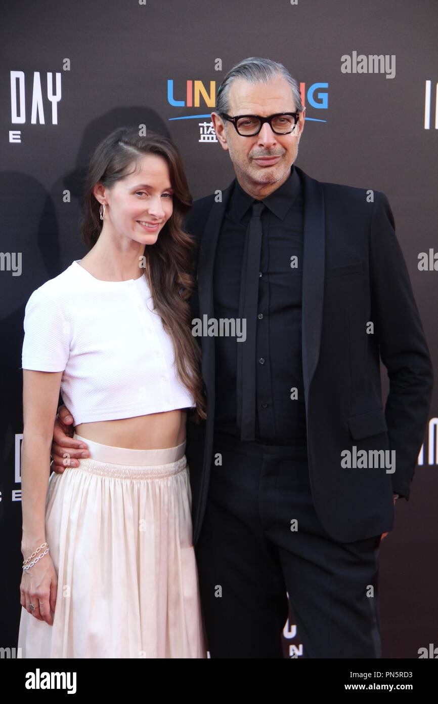 Emilie Livingston, Jeff Goldblum 20.06.2016 den Roten Teppich Screening von "Independence Day: Wiederaufleben' an der TCL Chinese Theatre in Hollywood, CA Foto von Izumi Hasegawa/HNW/PictureLux Stockfoto