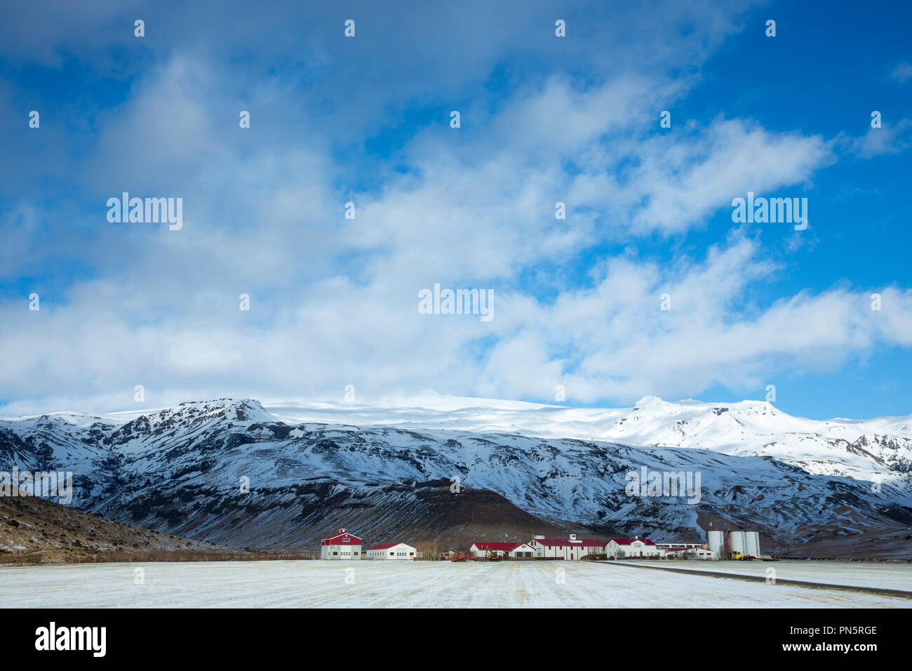 Wohnungen und Porvaldseyri Bauernhof unter Eyjafjallajokull Gletscher Szene der letzten Vulkanausbruch, Thorsmork Tal, Katla Geopark South Iceland Stockfoto