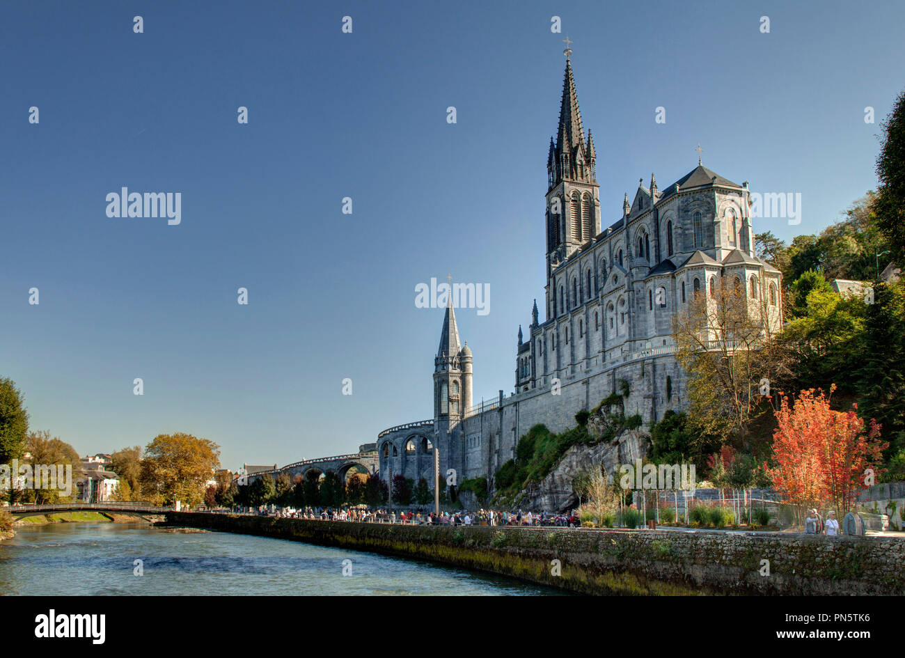 Lourdes (Frankreich): äußere Ansicht der Basilika Unserer Lieben Frau vom Rosenkranz und der Gave de Pau Fluss (nicht für Postkarte Produktion verfügbar) Stockfoto