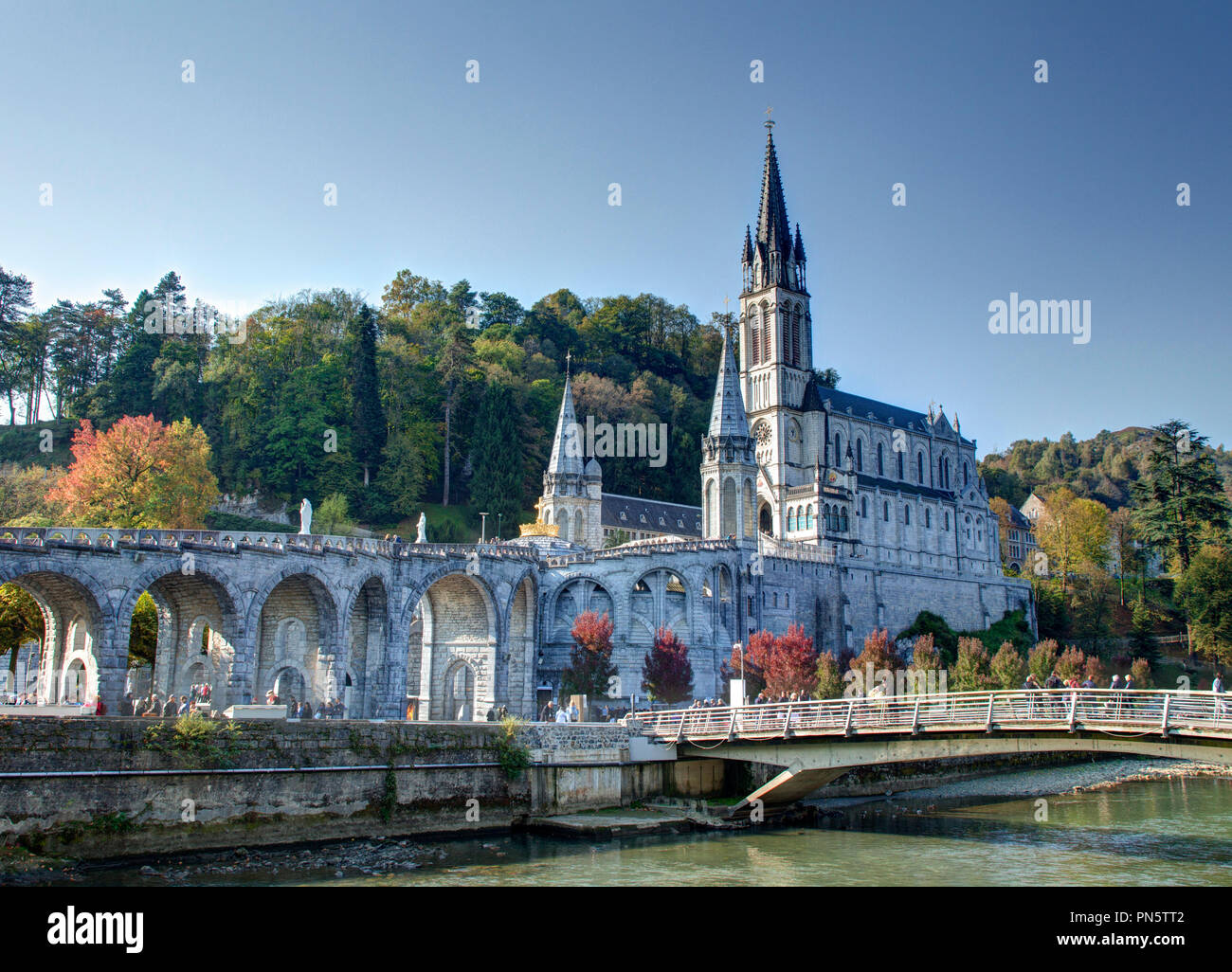 Lourdes (Frankreich): äußere Ansicht der Basilika Unserer Lieben Frau vom Rosenkranz und der Gave de Pau Fluss (nicht für Postkarte Produktion verfügbar) Stockfoto