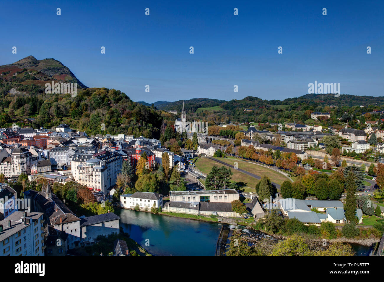 Lourdes (Frankreich): Überblick über die Stadt mit dem Heiligtum und der Basilika Unserer Lieben Frau vom Rosenkranz (nicht für Postkarte Produkt verfügbar Stockfoto