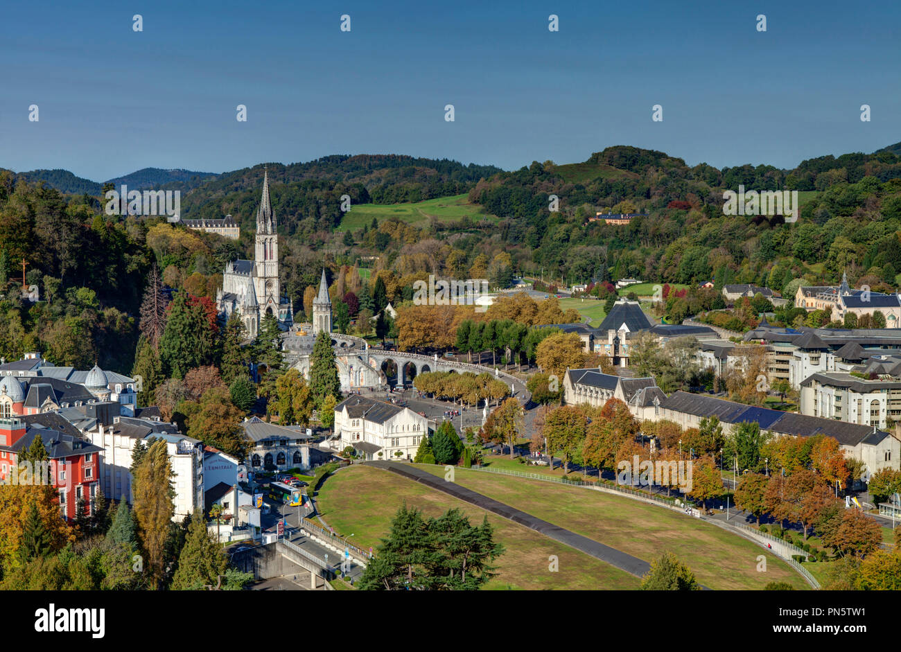 Lourdes (Frankreich): Überblick über die Stadt mit dem Heiligtum und der Basilika Unserer Lieben Frau vom Rosenkranz (nicht für Postkarte Produkt verfügbar Stockfoto