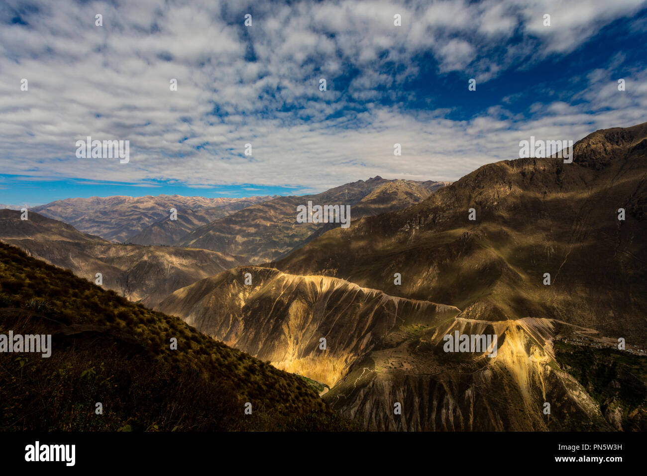 Sonne-Wolken-Spiel über dem Colca-Canyon, nahe Arequipa, Peru Stockfoto