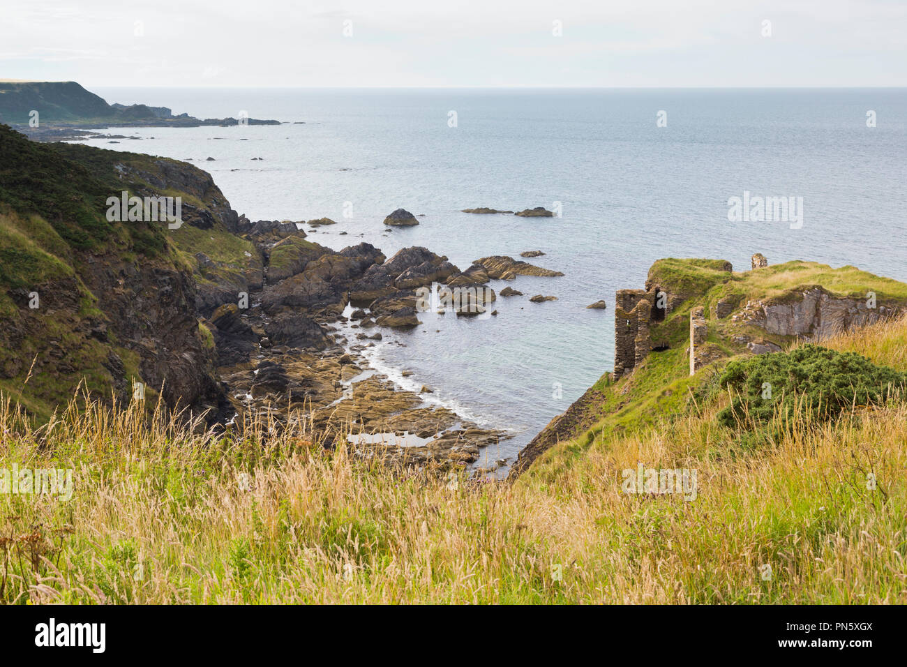Blick auf findlater Castle mit Blick auf den Moray Firth in Schottland Stockfoto