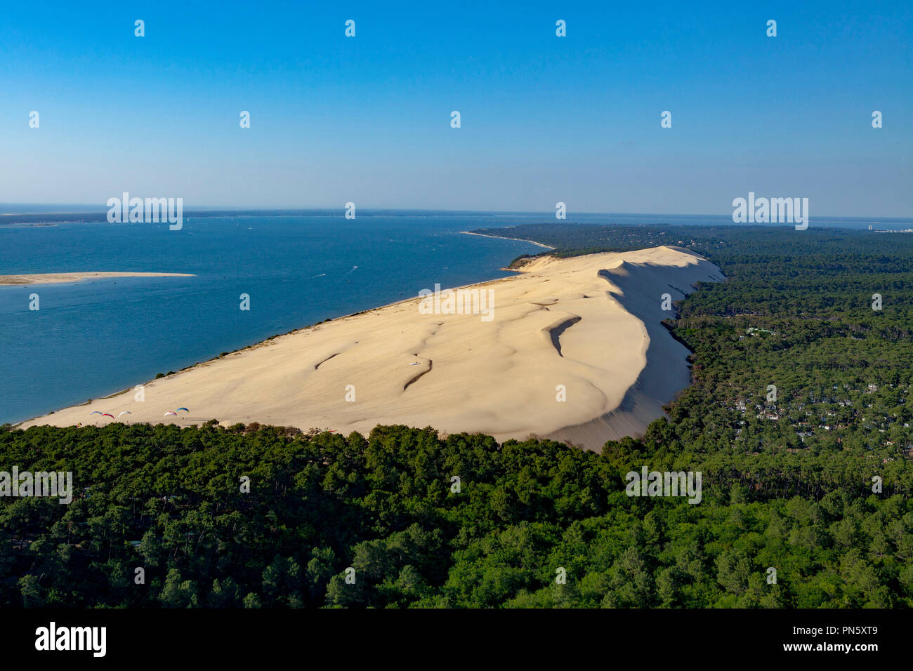 Luftaufnahme der Dune du Pyla in der Bucht von Arcachon. Überblick über die Düne und Wald des Landes (nicht für Postkarte Produktion verfügbar) Stockfoto