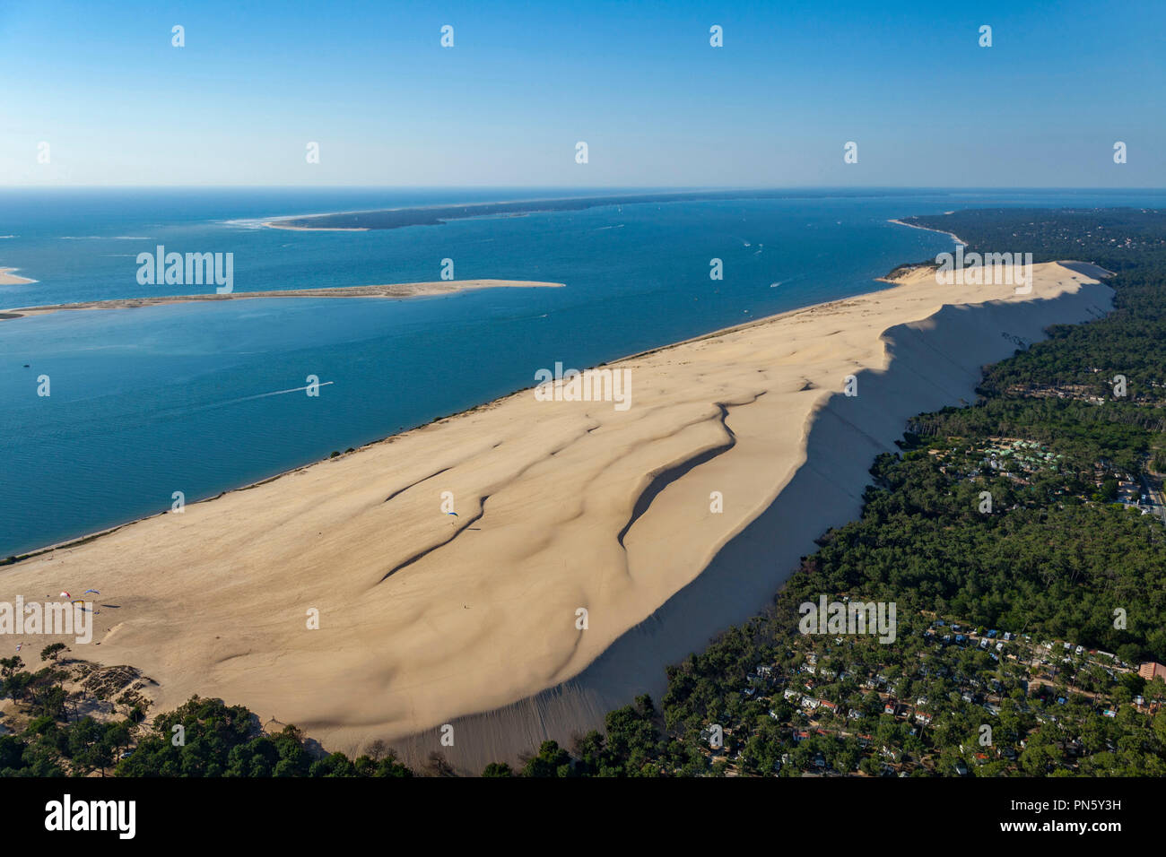 Luftaufnahme der Dune du Pyla in der Bucht von Arcachon. Überblick über die Düne und Wald des Landes (nicht für Postkarte Produktion verfügbar) Stockfoto