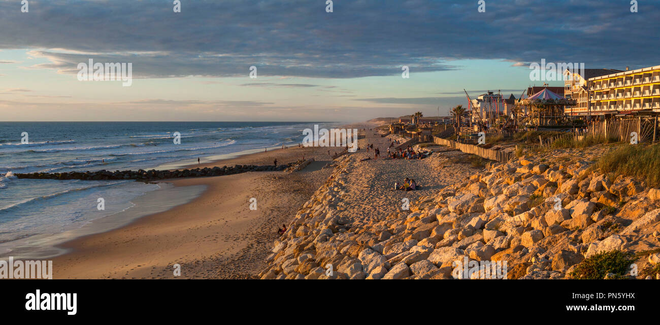 Lacanau-Ocean (Südwesten Frankreichs): Der Strand im Sommer, am Abend, mit Gebäuden am Wasser entlang, und die Verwendung von riprap Die coas zu schützen. Stockfoto