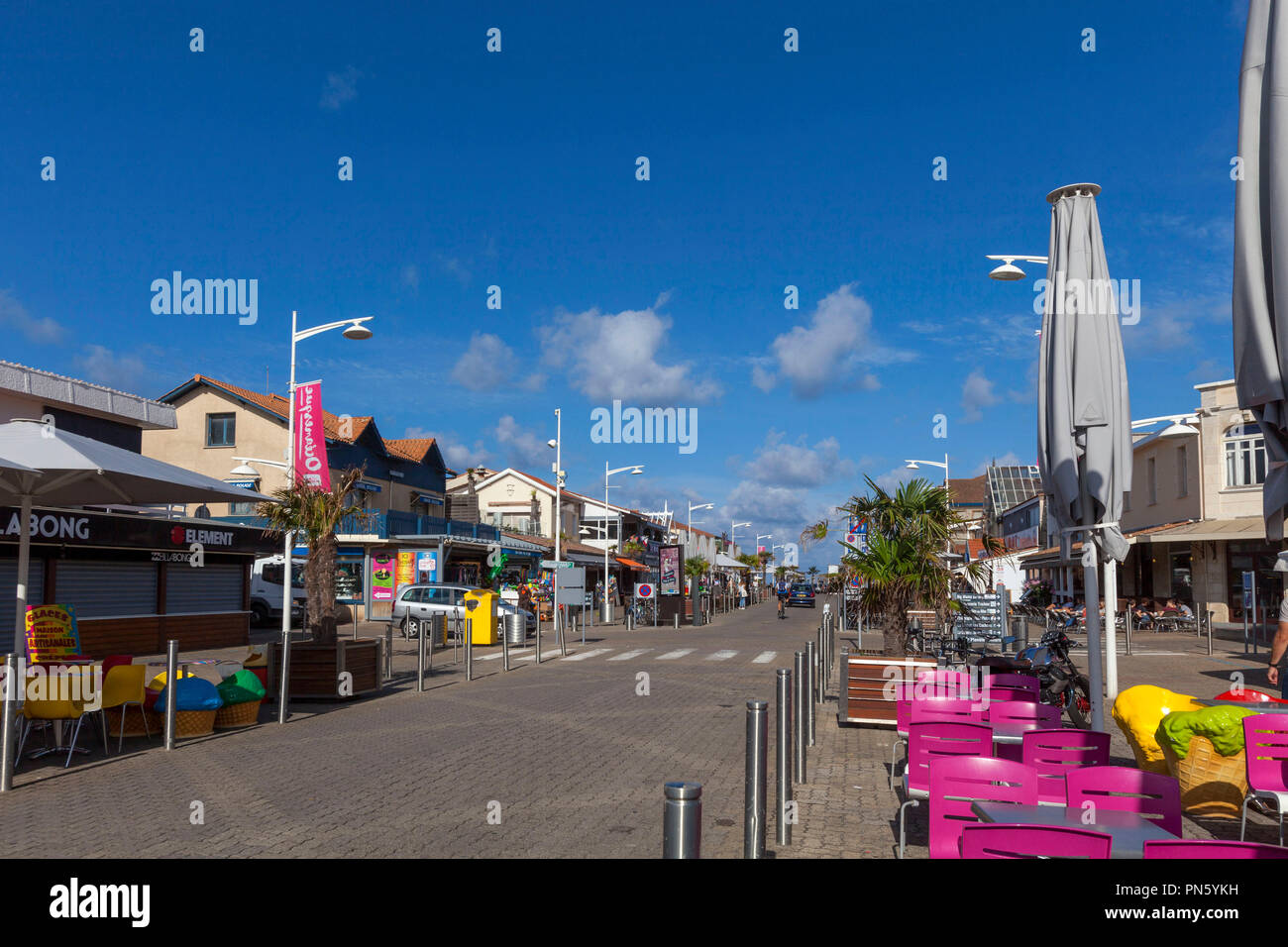 LacanauOcean (Südwesten Frankreich) Einkaufsstraße des Badeortes
