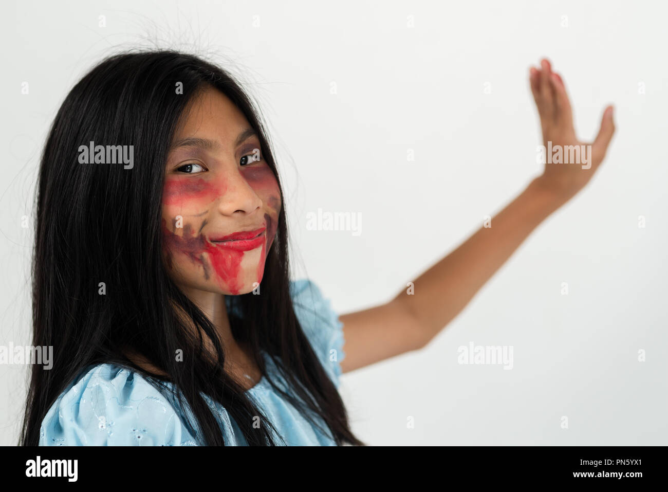 Mädchen in langen Haaren mit Thai klassischer Tanz Ghost in halloween Konzept. Stockfoto