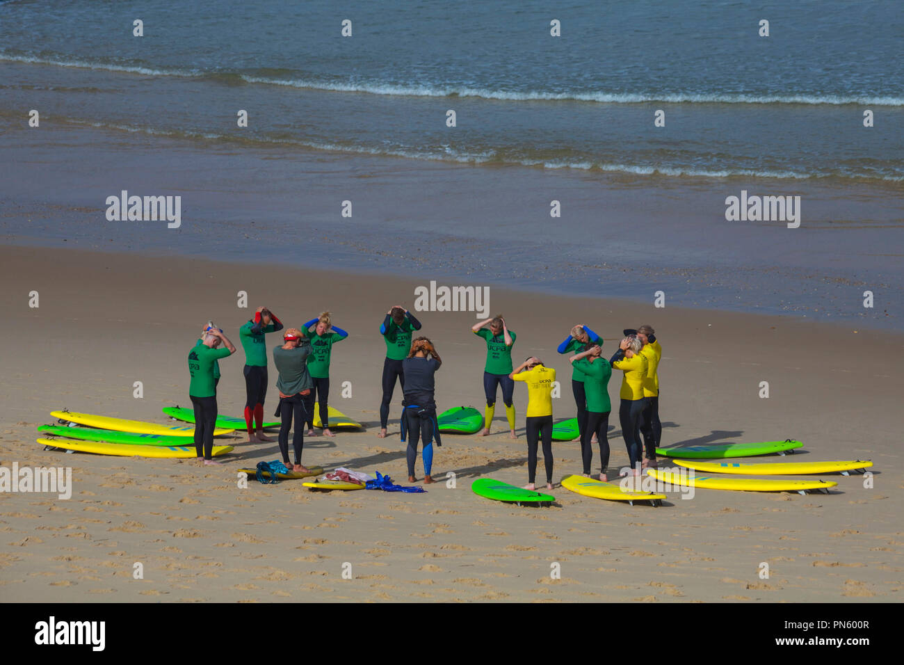 Lacanau-Ocean (Südwesten Frankreich): Die Gruppe der Erwachsenen, die an einem Strand lernen Sie surfen. Trainings vor einem surfen Schulung durch UCPA (eine Organisa Stockfoto
