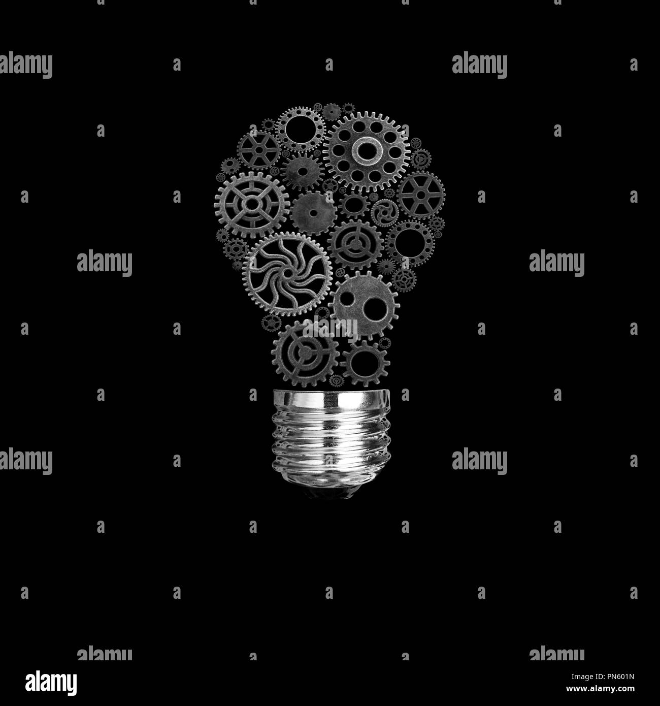 Innovation mit Ideen und Konzepten mit einer Glühbirne Zahnräder arbeiten Business isoliert Stockfoto
