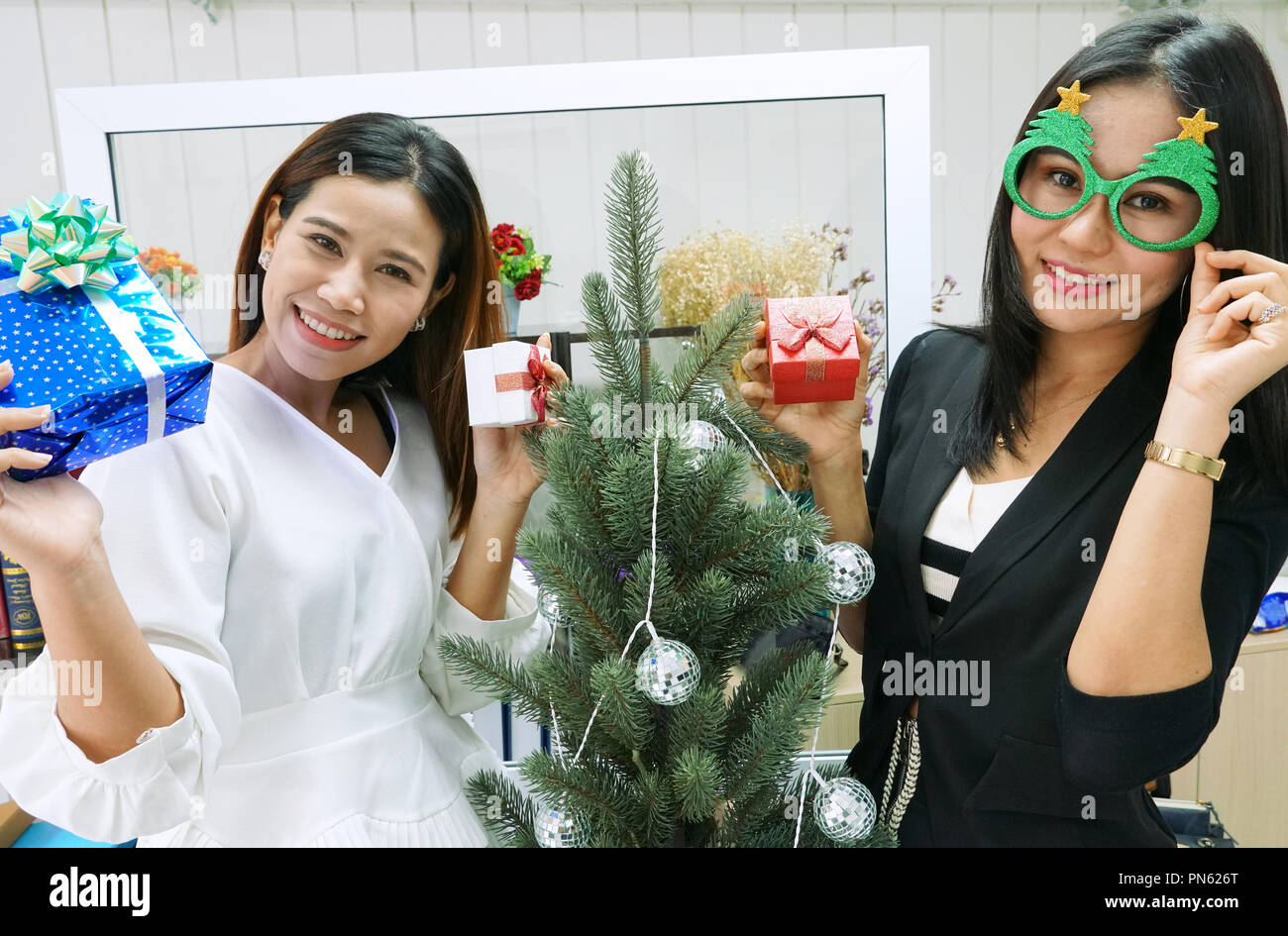 Zwei Frauen Weihnachtsbaum im Büro für das Neue Jahr feiern dekorieren. Stockfoto