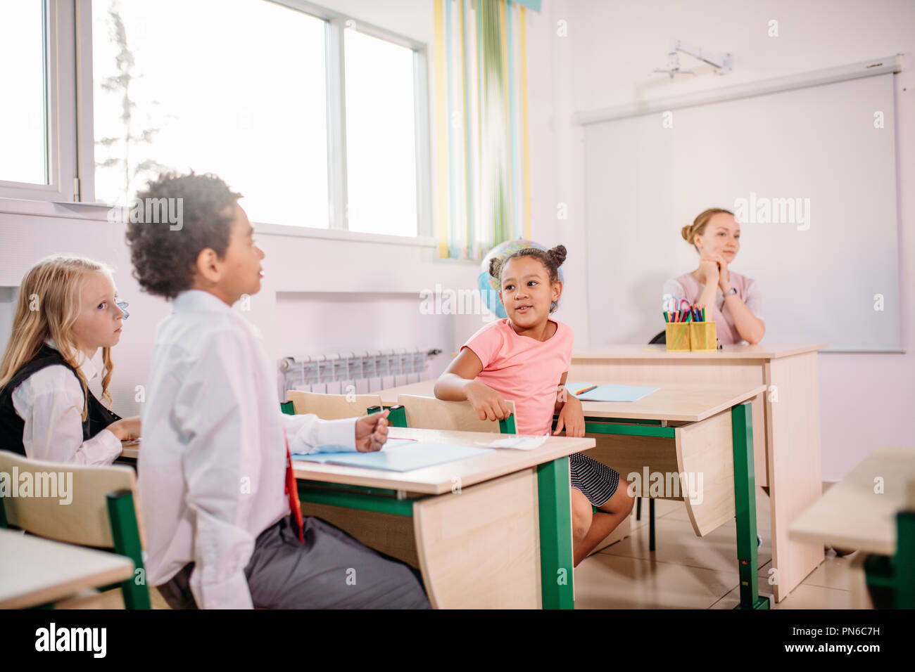 Schule Kinder, die aktiv an der Klasse. Bildung, Lernen, High School Stockfoto