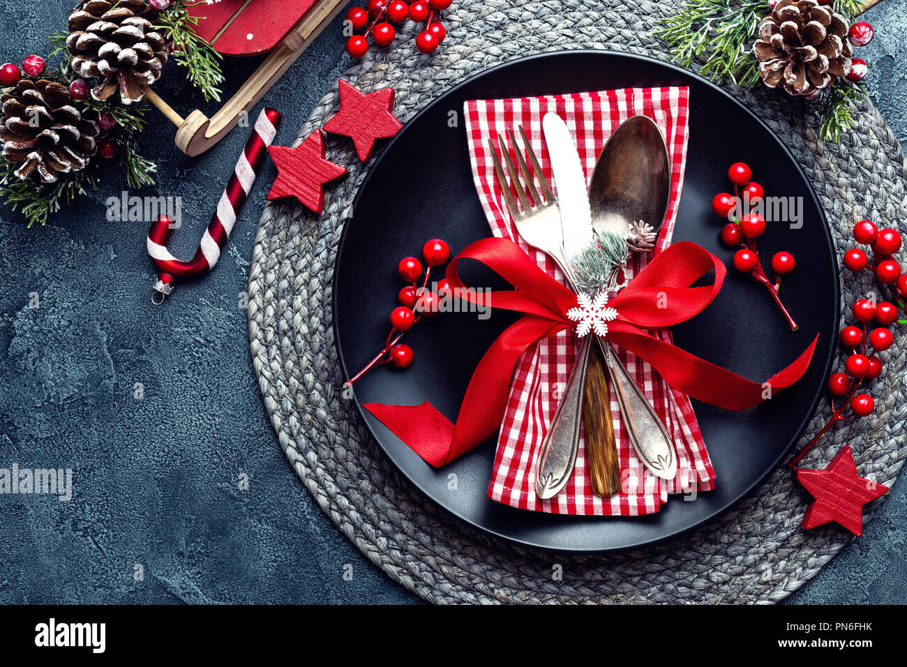 Weihnachtsdekoration. Festliche Teller und Besteck mit Weihnachtsdekoration. Weihnachten Hintergrund Stockfoto