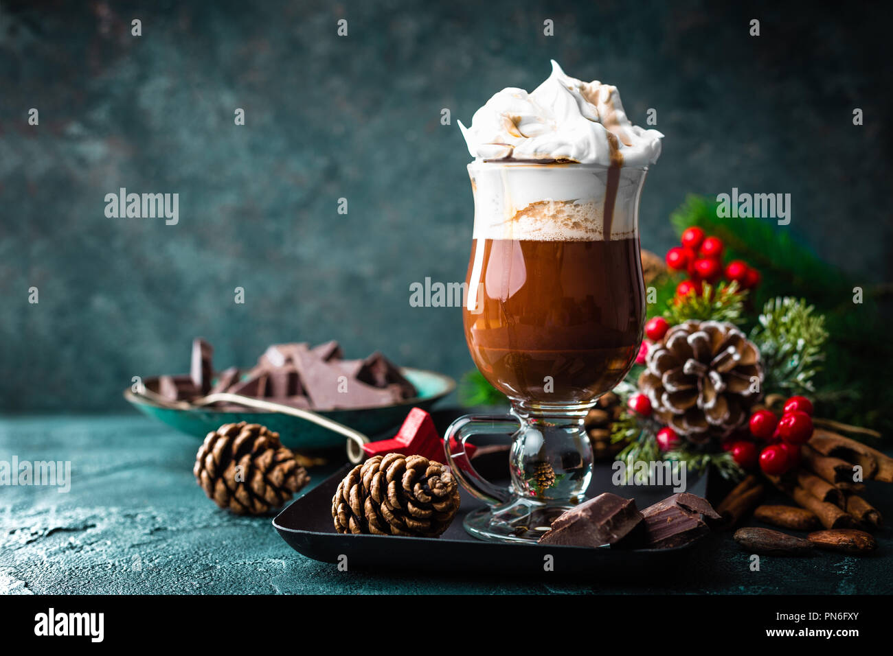 Heiße Schokolade mit Sahne mit Weihnachtsschmuck Stockfoto