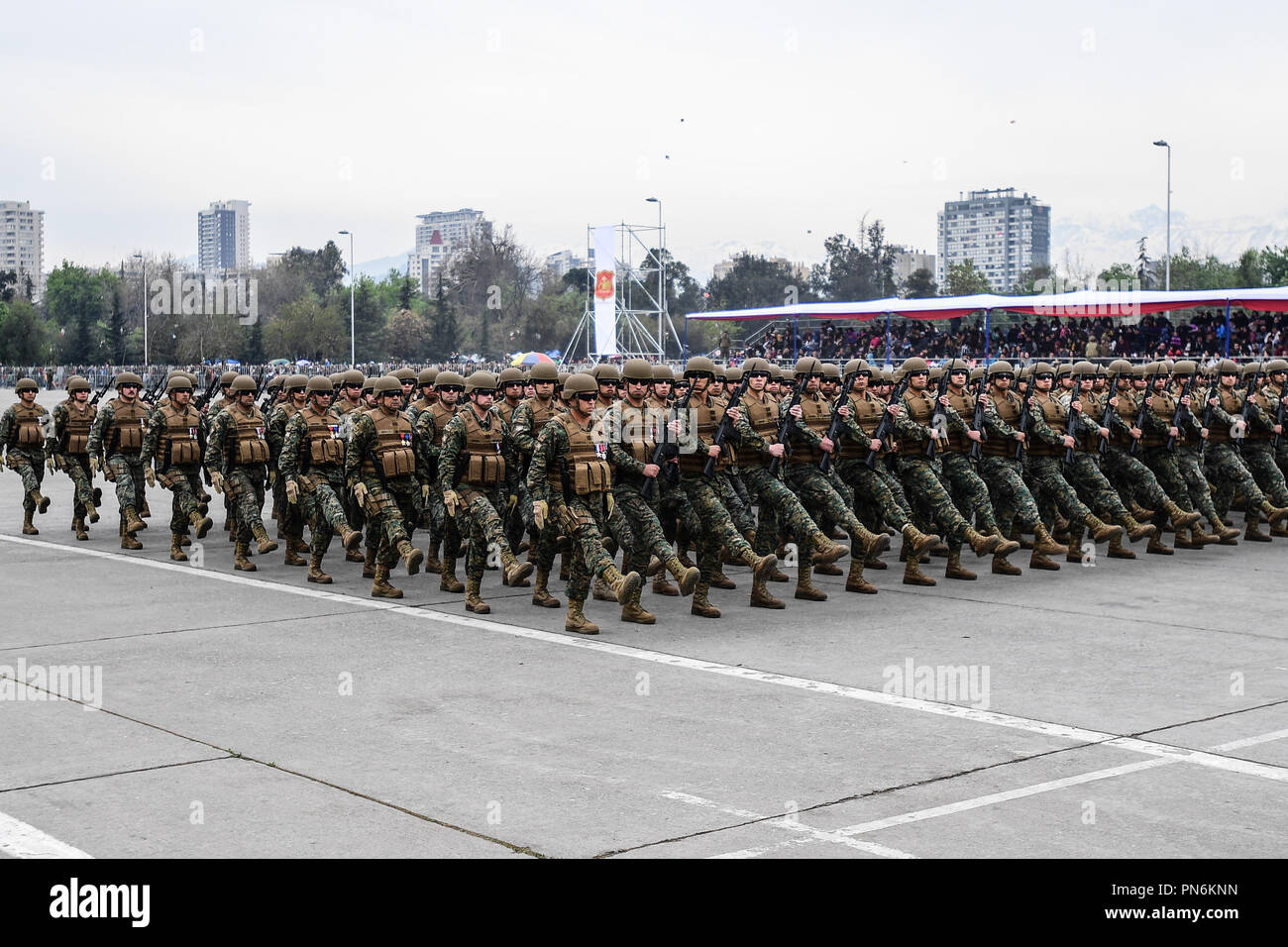 Santiago. 19 Sep, 2018. März Soldaten während einer jährlichen Militärparade Chiles Unabhängigkeit Jahrestag zu feiern, in der Hauptstadt Santiago Sept. 19, 2018. Credit: Jorge Villegas/Xinhua/Alamy leben Nachrichten Stockfoto