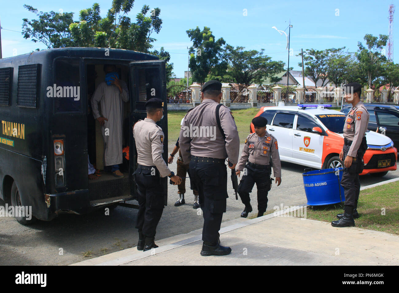 Meulaboh, Aceh, Indonesien. 20 Sep, 2018. Ein Mann gesehen werden dazu führen, dass die öffentliche Bühne vor Gepeitscht wird. 19 Personen (18 Männer und 1 Frau) wurden von der Meulaboh Scharia-gericht von im öffentlichen gepeitscht wird für Kinder sexuell mißbrauchen und Glücksspiel verurteilt. Die Anwendung von Züchtigung (TREIBEND) in Aceh ist im Lichte der Öffentlichkeit erfolgt, in der Regel vor der Moschee durchgeführt die Folgen der eine abschreckende Wirkung auf die Täter, die islamische Scharia verstoßen anzuzeigen. Trotz Kritik von Seiten der internationalen Gemeinschaft, bis jetzt Aceh immer noch die islamische Scharia gilt. (Bild: © Mimi Stockfoto