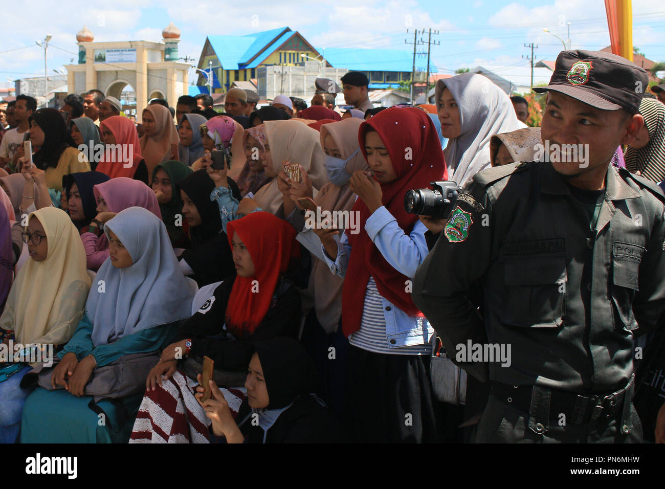 Meulaboh, Aceh, Indonesien. 20 Sep, 2018. Die anwohner beobachten sie die Gefangenen erhielten gepeitscht. 19 Personen (18 Männer und 1 Frau), die von der Meulaboh Scharia-gericht von im öffentlichen gepeitscht wird für Kinder sexuell mißbrauchen und Glücksspiel verurteilt wurden. Die Anwendung von Züchtigung (TREIBEND) in Aceh ist im Lichte der Öffentlichkeit erfolgt, in der Regel vor der Moschee durchgeführt die Folgen der eine abschreckende Wirkung auf die Täter, die islamische Scharia verstoßen anzuzeigen. Trotz Kritik von Seiten der internationalen Gemeinschaft, bis jetzt Aceh immer noch die islamische Scharia gilt. (Bild: © Mimi Saputra/SOPA I Stockfoto