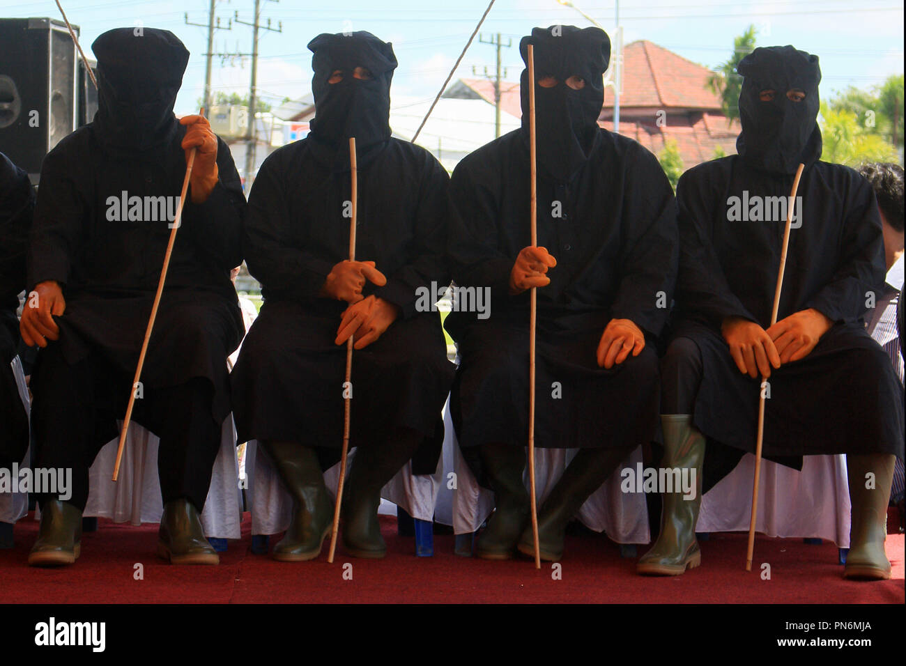 Meulaboh, Aceh, Indonesien. 20 Sep, 2018. Das Auspeitschen enforcers gesehen, bevor die Gefangenen. 19 Personen (18 Männer und 1 Frau), die von der Meulaboh Scharia-gericht von im öffentlichen gepeitscht wird für Kinder sexuell mißbrauchen und Glücksspiel verurteilt wurden. Die Anwendung von Züchtigung (TREIBEND) in Aceh ist im Lichte der Öffentlichkeit erfolgt, in der Regel vor der Moschee durchgeführt die Folgen der eine abschreckende Wirkung auf die Täter, die islamische Scharia verstoßen anzuzeigen. Trotz Kritik von Seiten der internationalen Gemeinschaft, bis jetzt Aceh immer noch die islamische Scharia gilt. (Bild: © Mimi Sapu Stockfoto