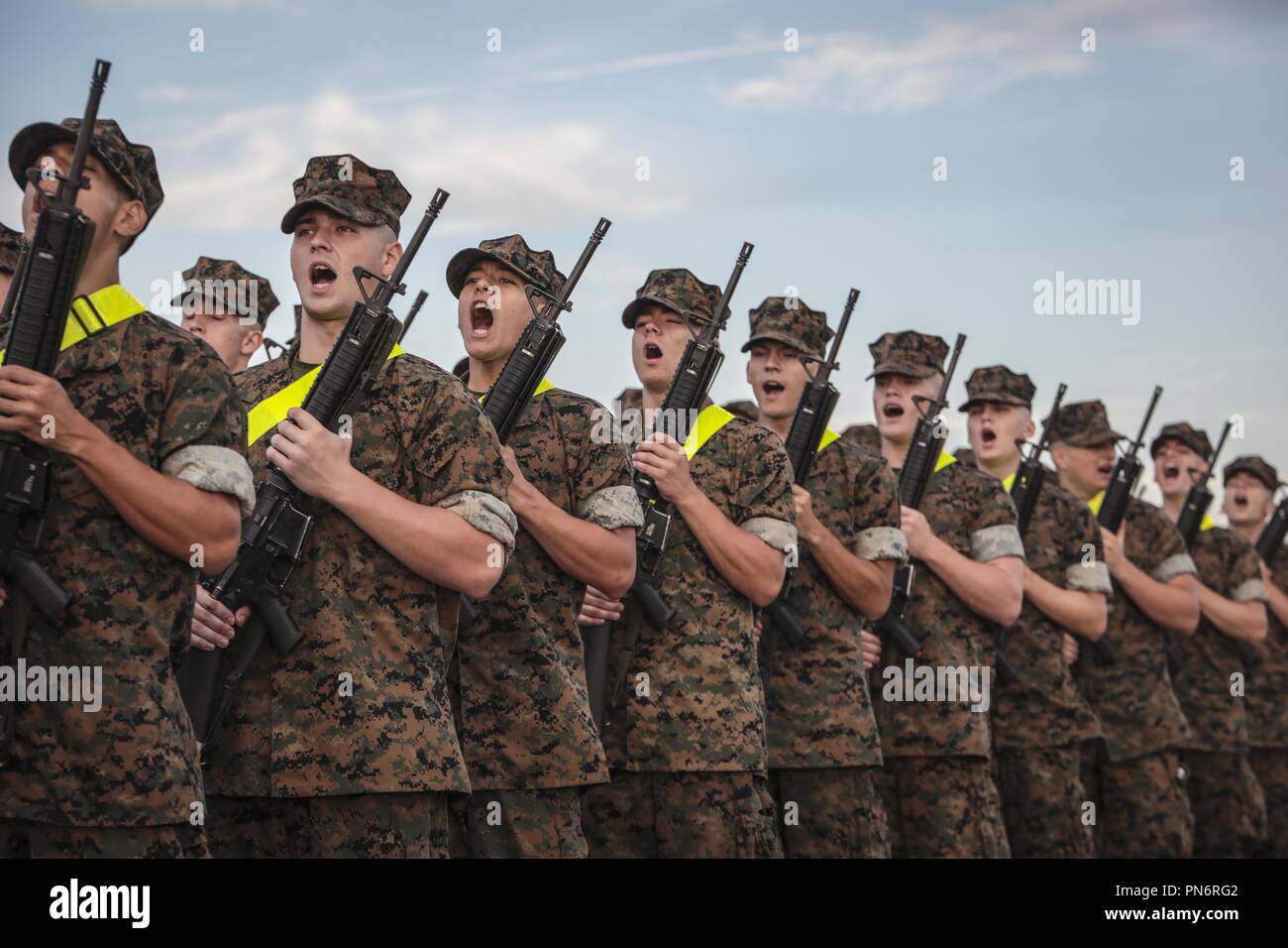 Parris Island, South Carolina, USA. 19 Sep, 2018. Rekruten mit India Company, 3 Recruit Training Bataillon, vorbereiten und für Ihre erste Bohrer Auswertung auf Peatross Parade Deck Sept. 14, 2018 auf Parris Island Praxis, S.C. Die ersten Bohrer Bewertung prüft die Fähigkeit der einzelnen Platoon auf die Bestellungen seiner drill instructor zu hören, ist eine Demonstration der Grad der Einheit der Disziplin und Esprit de Corps. (U.S. Marine Corps Foto von Sgt. Dana Beesley) US-Marines über globallookpress.com Credit: US-Marines/russischen Look/ZUMA Draht/Alamy leben Nachrichten Stockfoto