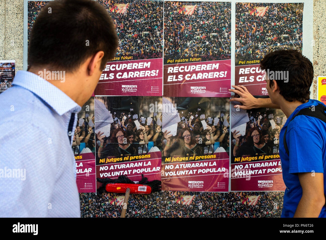 Barcelona, Spanien. 20 Sep, 2018. Studenten der Universität Pompeu Fabra sind das Aufstellen der Plakate auf den Ciudatella Campus der erste Jahrestag des Referendums über die Unabhängigkeit Kataloniens mit den Slogans "werden Sie der Öffentlichkeit nicht aufhören wird" und "wir werden die Straßen zurück zu nehmen". Credit: Nicolas Carvalho Ochoa/dpa/Alamy leben Nachrichten Stockfoto