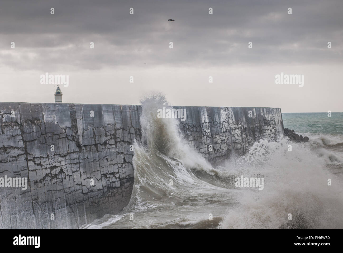 Newhaven, East Sussex, UK..20. September 2018..Warmer Wind aus dem Südwesten peitscht die Wellen am Newhaven West Arm hoch. Stärkerer Wind der Ballenstärke wird in der Gegend heute Abend, Donnerstag und morgen Freitag, 21. September, vorhergesagt. Stockfoto