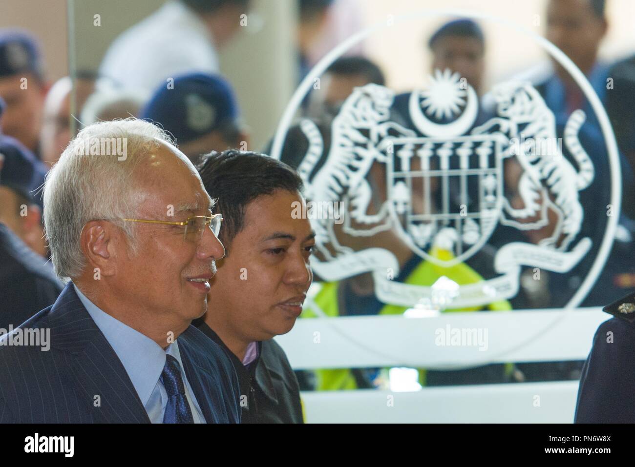 Kuala Lumpur, Malaysia. 20 Sep, 2018. Ehemalige malaysische Premierminister Najib Razak (L) kommt an einem Gericht in Kuala Lumpur, Malaysia, Sept. 20, 2018. Ehemalige malaysische Premierminister Najib Razak wurde Donnerstag mit mehr als 20 Grafen von Korruption und Geldwäsche im Zusammenhang mit dem Fall der staatlichen Investitionsfonds 1 MDB in Rechnung gestellt. Credit: Chong Voon Chung/Xinhua/Alamy leben Nachrichten Stockfoto
