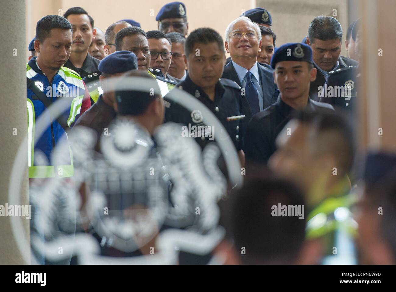 Kuala Lumpur, Malaysia. 20 Sep, 2018. Ehemalige malaysische Premierminister Najib Razak kommt an einem Gericht in Kuala Lumpur, Malaysia, Sept. 20, 2018. Ehemalige malaysische Premierminister Najib Razak wurde Donnerstag mit mehr als 20 Grafen von Korruption und Geldwäsche im Zusammenhang mit dem Fall der staatlichen Investitionsfonds 1 MDB in Rechnung gestellt. Credit: Chong Voon Chung/Xinhua/Alamy leben Nachrichten Stockfoto