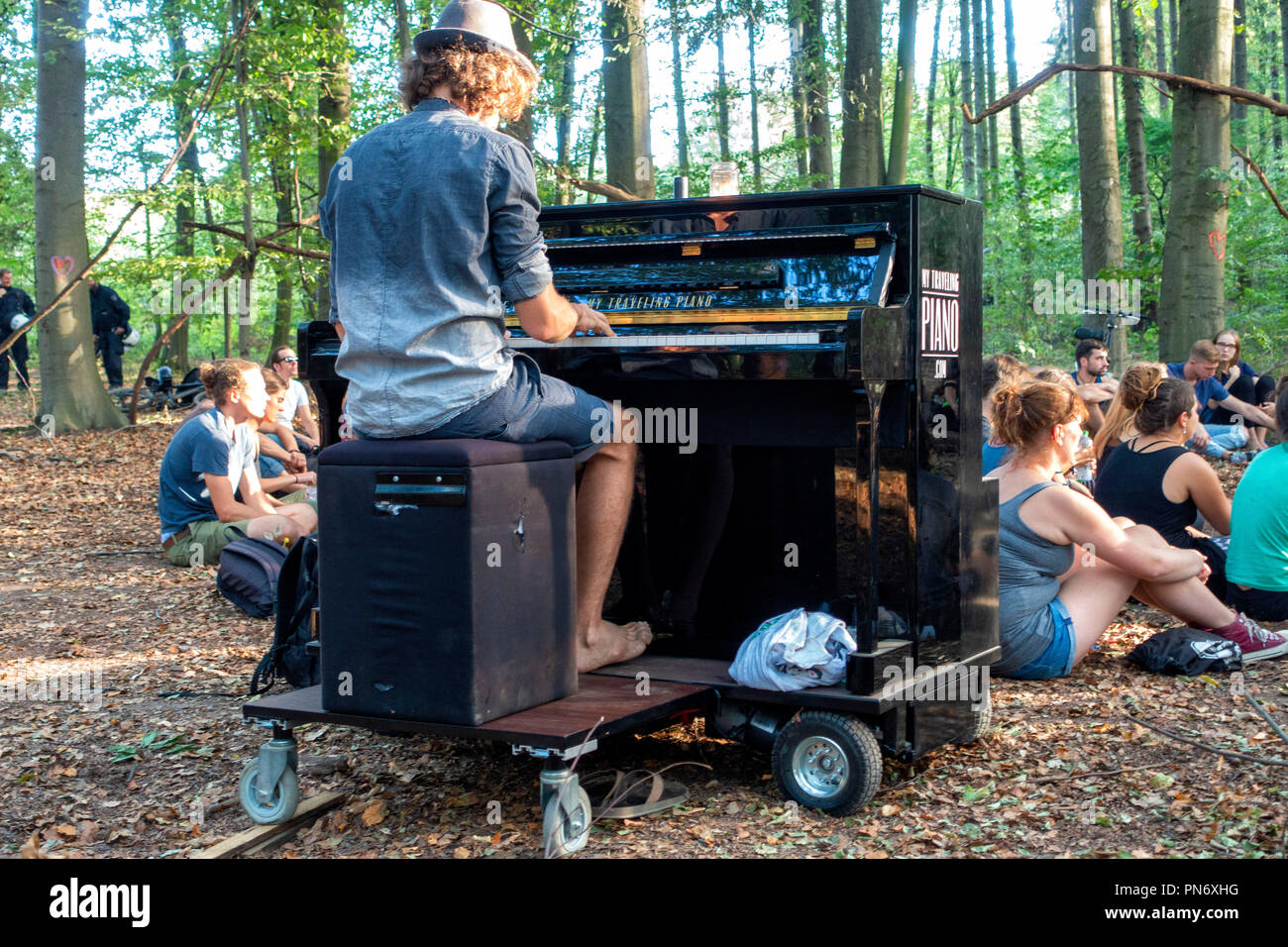 20. September 2018, Nordrhein-Westfalen, Kerpen eine Vigil ist nach einem tödlichen Unfall in den Abend statt. Joe Löhrmann mit seinem Projekt meine Reise Piano Gänsehaut, viel Emotionen und noch mehr Tränen verursacht. Selbst erfahrene Feuerwehrleute ließ ihren Tränen freien Lauf. Foto: Arnulf Stoffel/dpa Stockfoto