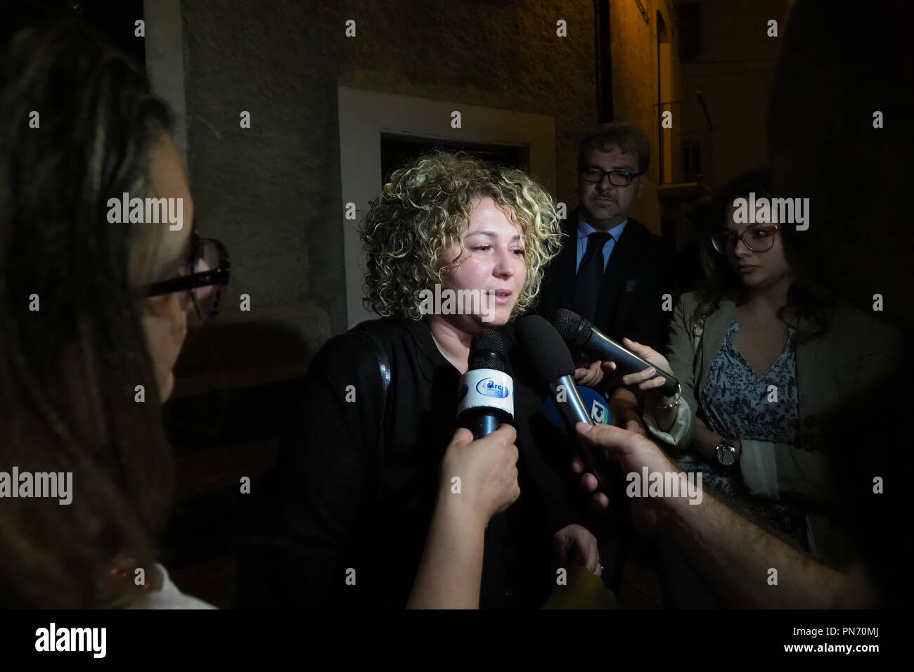 Civita, ein Moment des Gedenkens an die 10 Opfer, die ihr Leben in der raganello Schlucht am 20. August durch ein Hochwasser des Flusses verloren. Lucia de Rasis, Schwester von Antonio De Rasis, den toten Führer im raganello. 20/09/2018, Civita, Italien Stockfoto