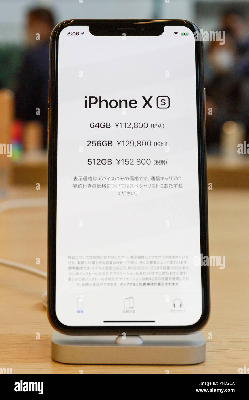 Eine Probe des neuen iPhone XS auf dem Display im Apple Store in Omotesando am 21 September, 2018, Tokio, Japan. Apple Fans reihten sich geduldig in den frühen Morgenstunden regen zu erhalten das neue iPhone Modelle (XS und XS Max.) und die neuen Tabletten (Serie 4). Das neue iPhone XS kostet JPY 112,800 für das 64 GB Modell des iPhone XS Max kostet JPY 124,800 JPY für das 64 GB Modell und iWatch Serie 4 kostet JPY 45.800. Credit: Rodrigo Reyes Marin/LBA/Alamy leben Nachrichten Stockfoto