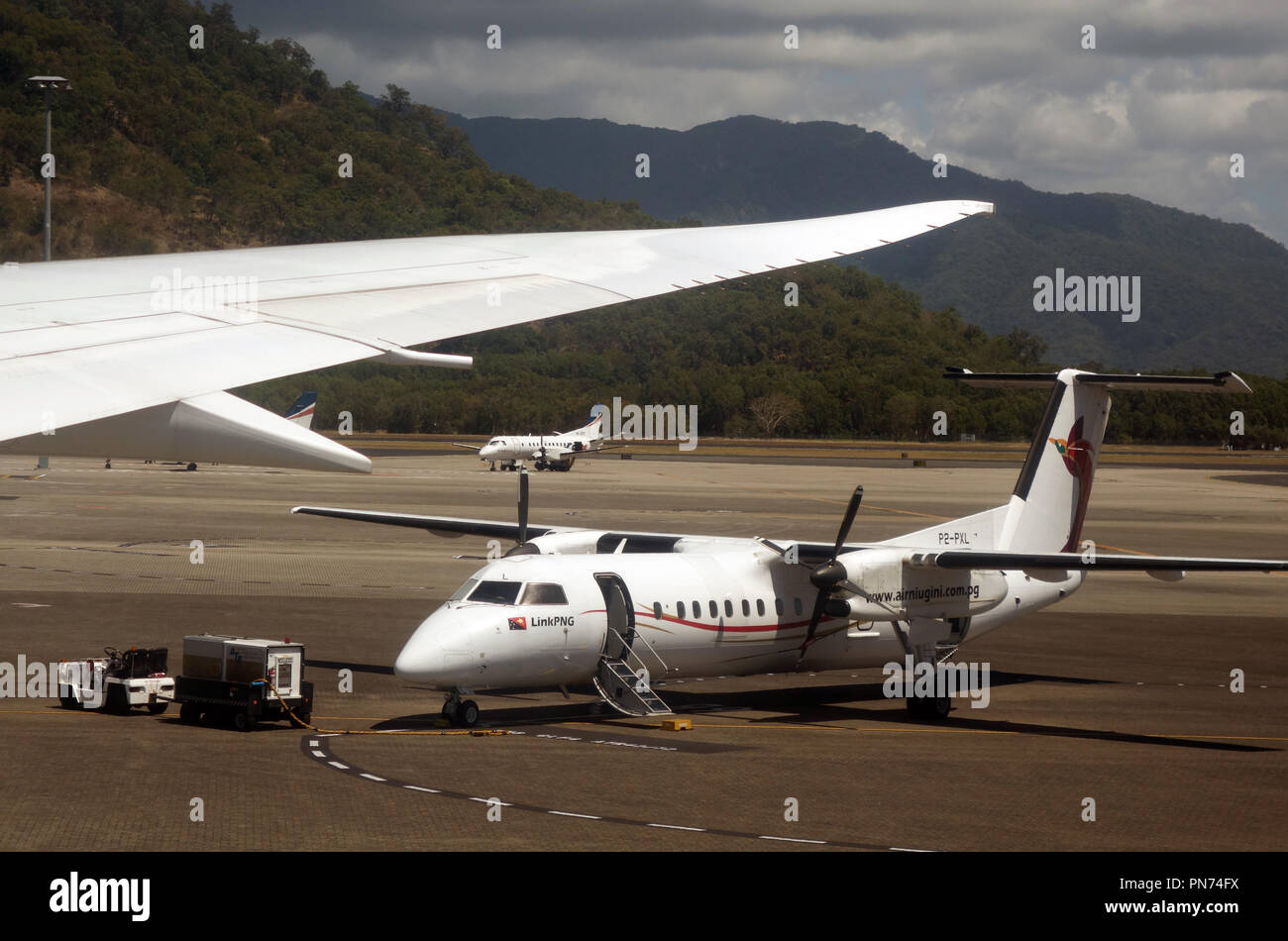 Link PNG Flugzeuge (Air Niugini) auf der Rollbahn am Internationalen Flughafen von Cairns, Cairns, Queensland, Australien bereit. Keine PR Stockfoto