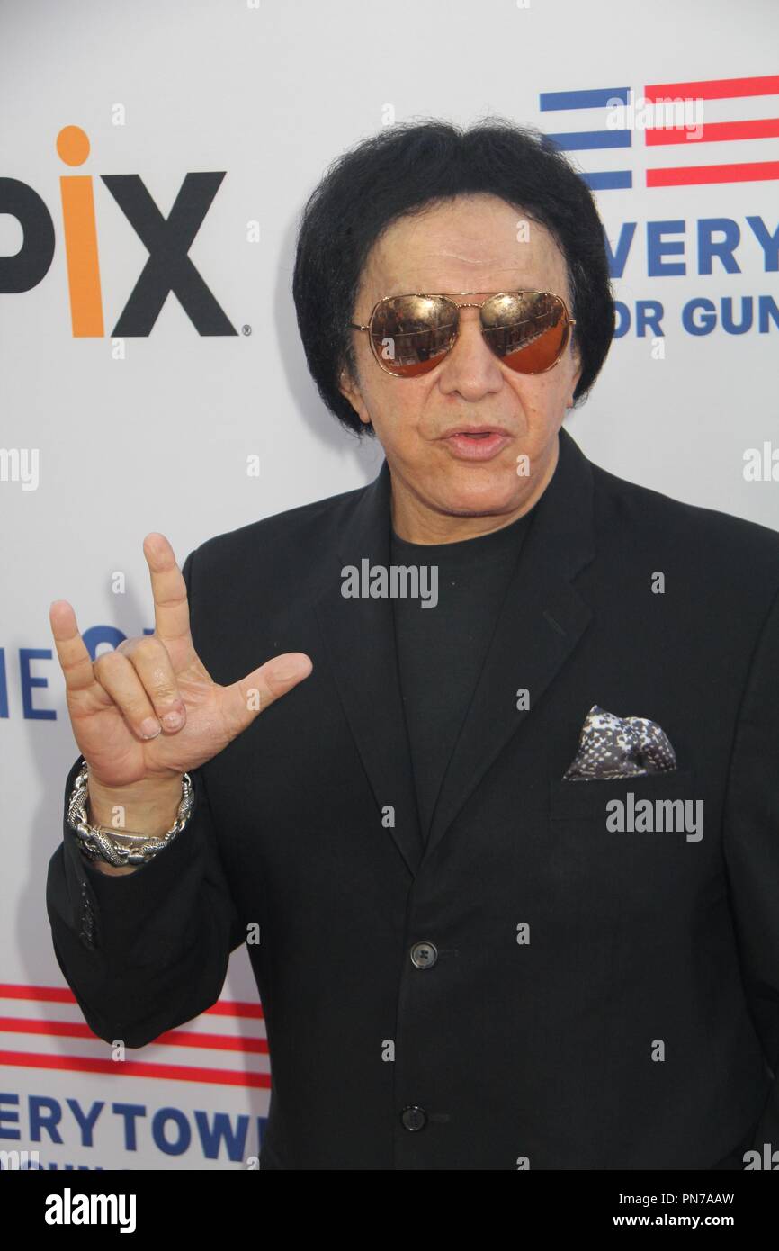 Gene Simmons 05/03/2016 Los Angeles Red Carpet Premiere für die sgh "Under the Gun" gehalten am Samuel Goldwyn Theater in Beverly Hills, CA Foto von Izumi Hasegawa/HNW/PictureLux Stockfoto