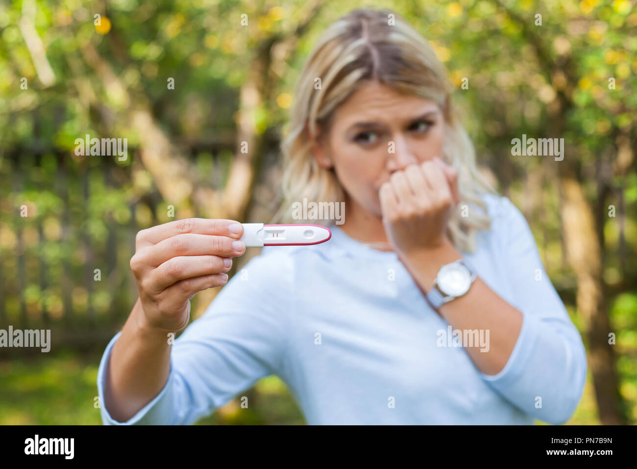 Verzweifelte junge Frau betonte, die wegen der unerwünschten Schwangerschaft Stockfoto