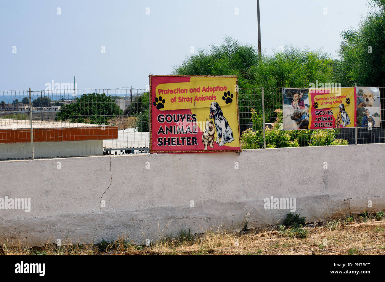 Kreta, Greece-July 09, 2018: Banner der Gouves Tierheim, dass der sagt: "Schutz und Anpassung der streunenden Tiere'. Stockfoto