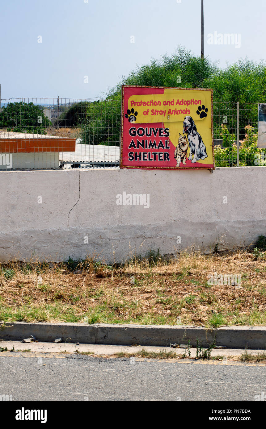 Kreta, Greece-July 09, 2018: Banner der Gouves Tierheim, dass der sagt: "Schutz und Anpassung der streunenden Tiere'. Stockfoto