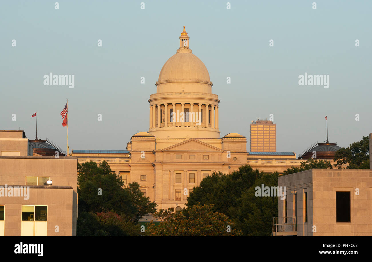 Es ist spät am Nachmittag Licht schlagen das State Capitol Building in Downtown Little Rock, Arkansas Stockfoto
