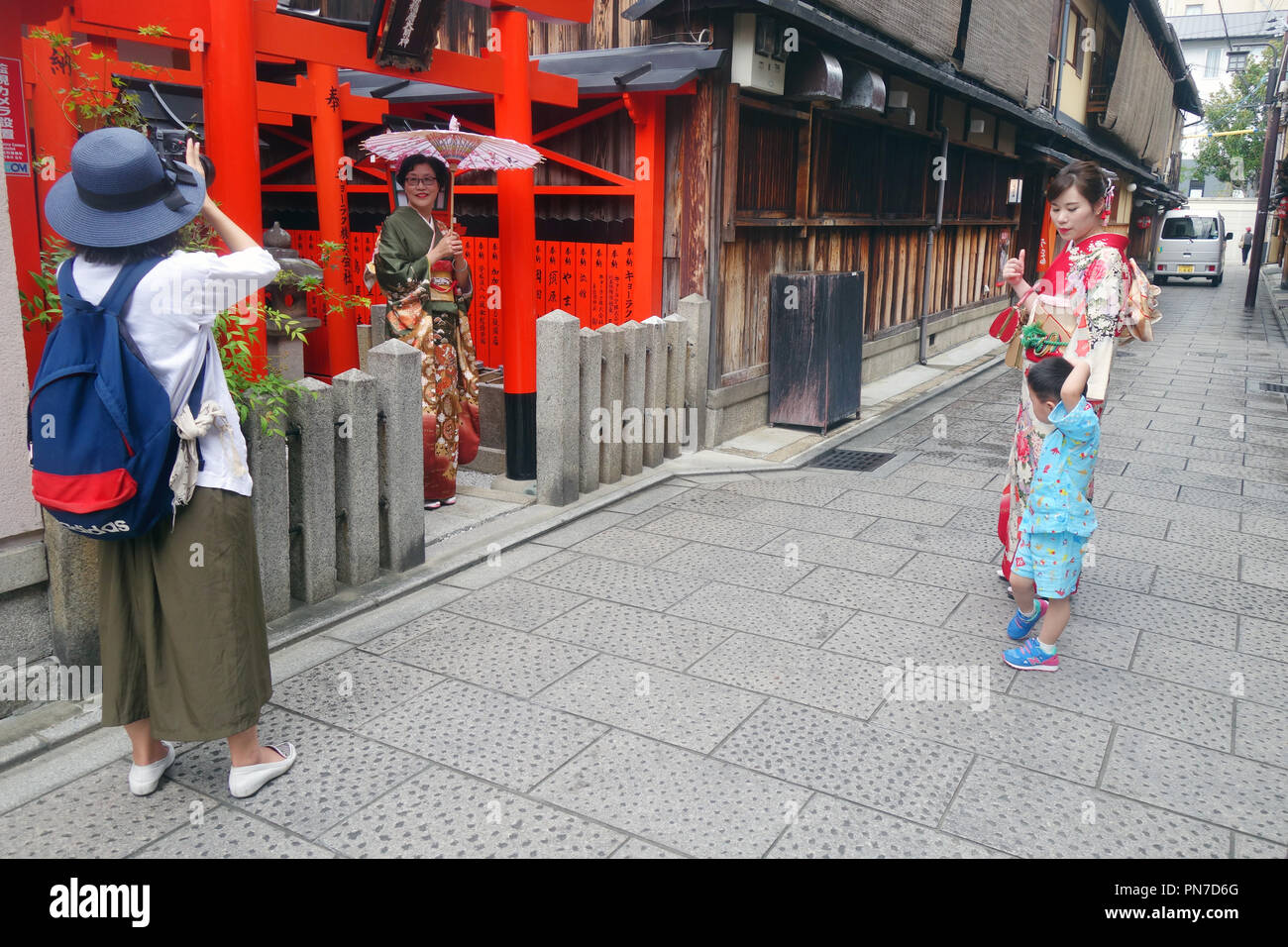 Frauen im Kimono in Gion, Kyoto, Japan posieren. Keine PR oder MR. Stockfoto