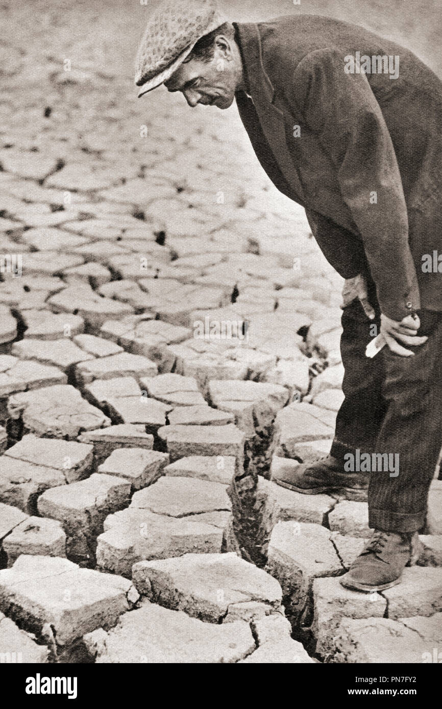 Ein Mann stand im Behälter zu Kettering, Northamptonshire, Vermessung seiner Sonne - gebackene unten folgenden Dürre im Sommer 1934. Von diesen enormen Jahre, veröffentlicht 1938. Stockfoto