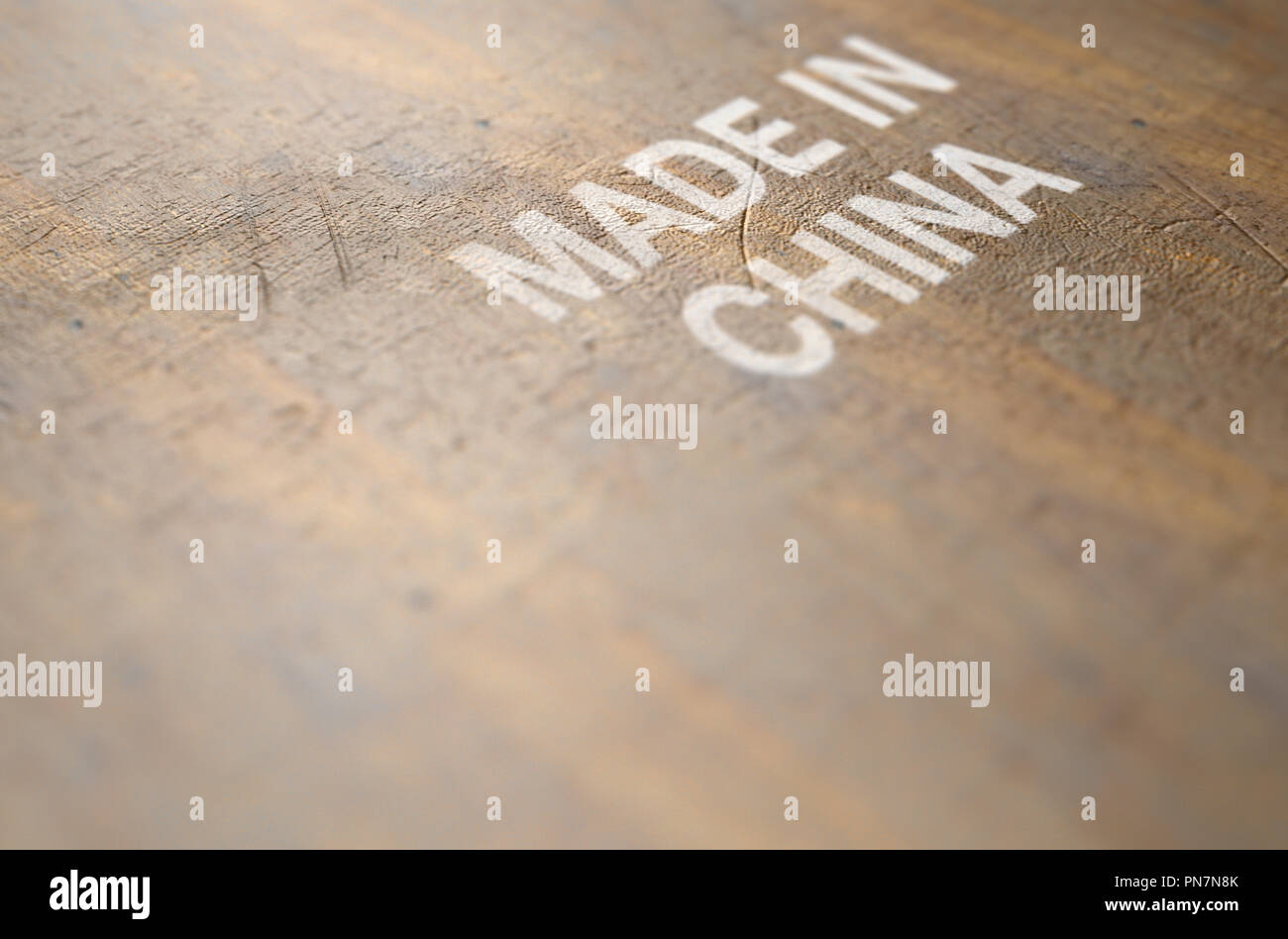 Eine extreme Nahaufnahme von einem abgenutzten drucken Zeichen, dass in China auf eine flache hölzerne Produkt Oberfläche liest - 3D-Rendering Stockfoto