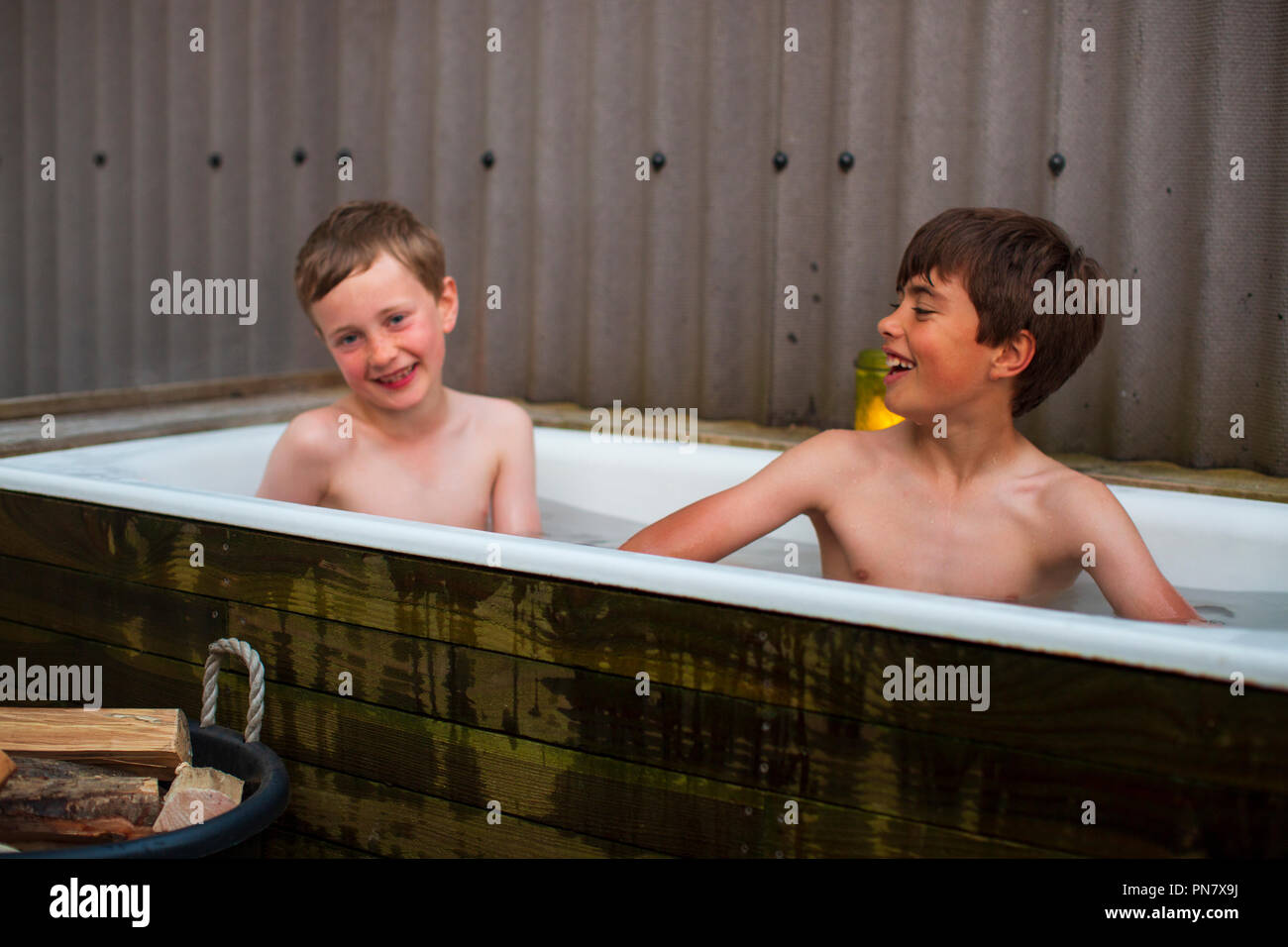 Zwei Jungen in ein Outdoor Bad lachen. Stockfoto