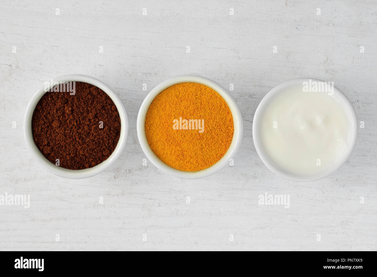 Hausgemachte Gesichtsmaske aus Kaffee, Kurkuma und Joghurt Stockfotografie  - Alamy