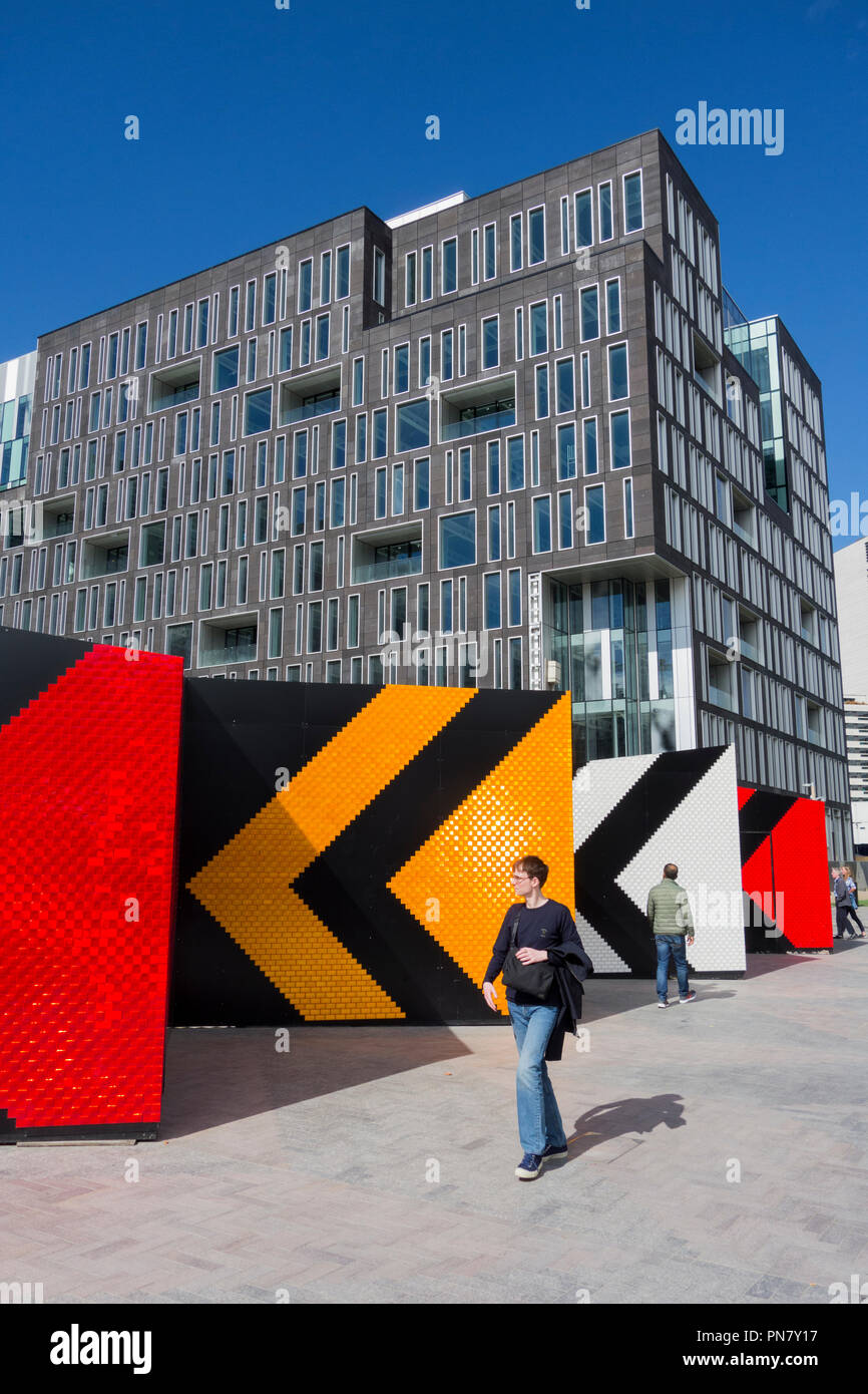 Reflektoren, ein Kunstwerk des Künstlers Rana Begum bei Lewis Cubitt Square, Kings Cross, Camden, London, N1, UK Stockfoto