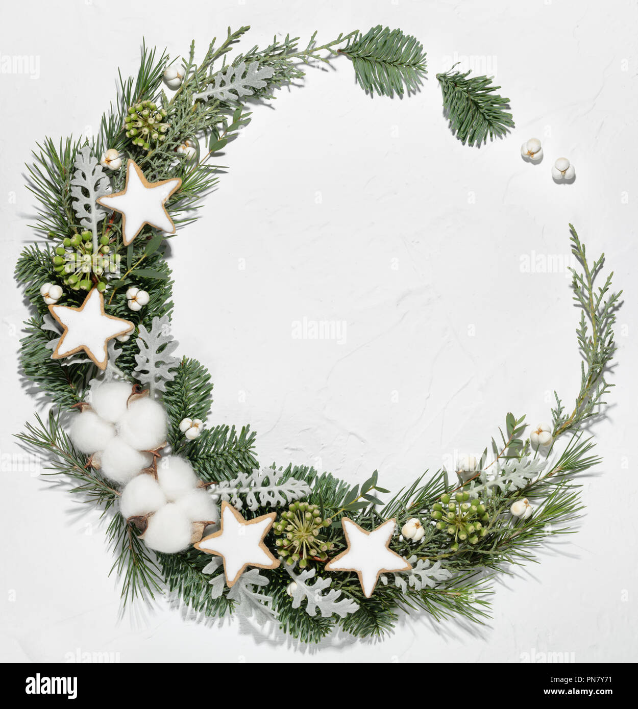 Weihnachten Zusammensetzung aus Tanne, Fichte Zweige und Cookies mit Baumwolle Stockfoto