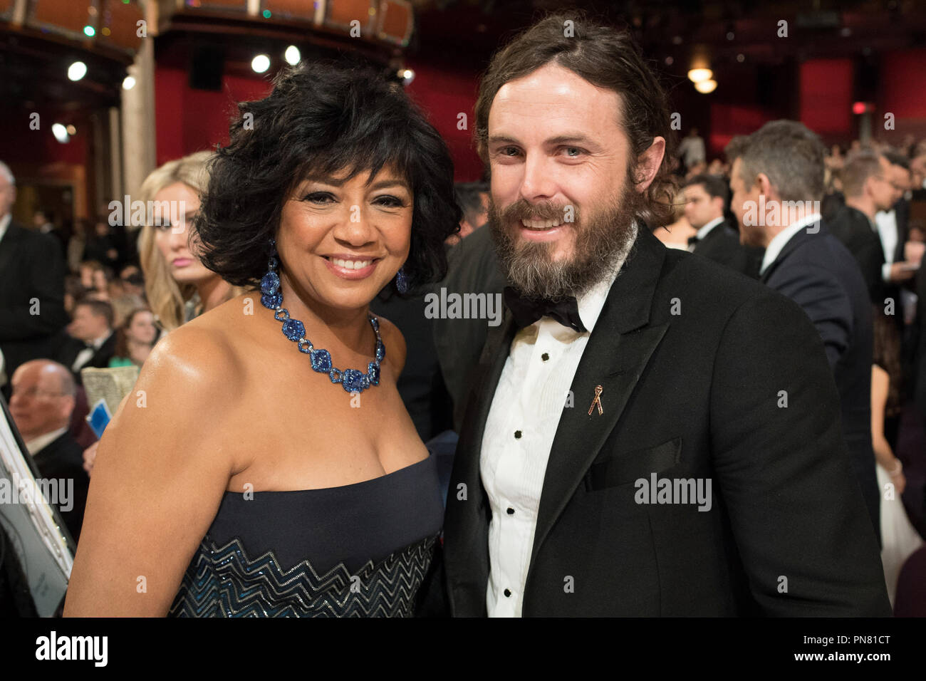 Präsident der Akademie Cheryl Boone Isaacs wirft mit Casey Affleck Am 89 Oscars® auf der Dolby® Theater in Hollywood, CA am Sonntag, 26. Februar 2017. Datei Referenz Nr.33304 410 THA nur für redaktionelle Verwendung - Alle Rechte vorbehalten Stockfoto