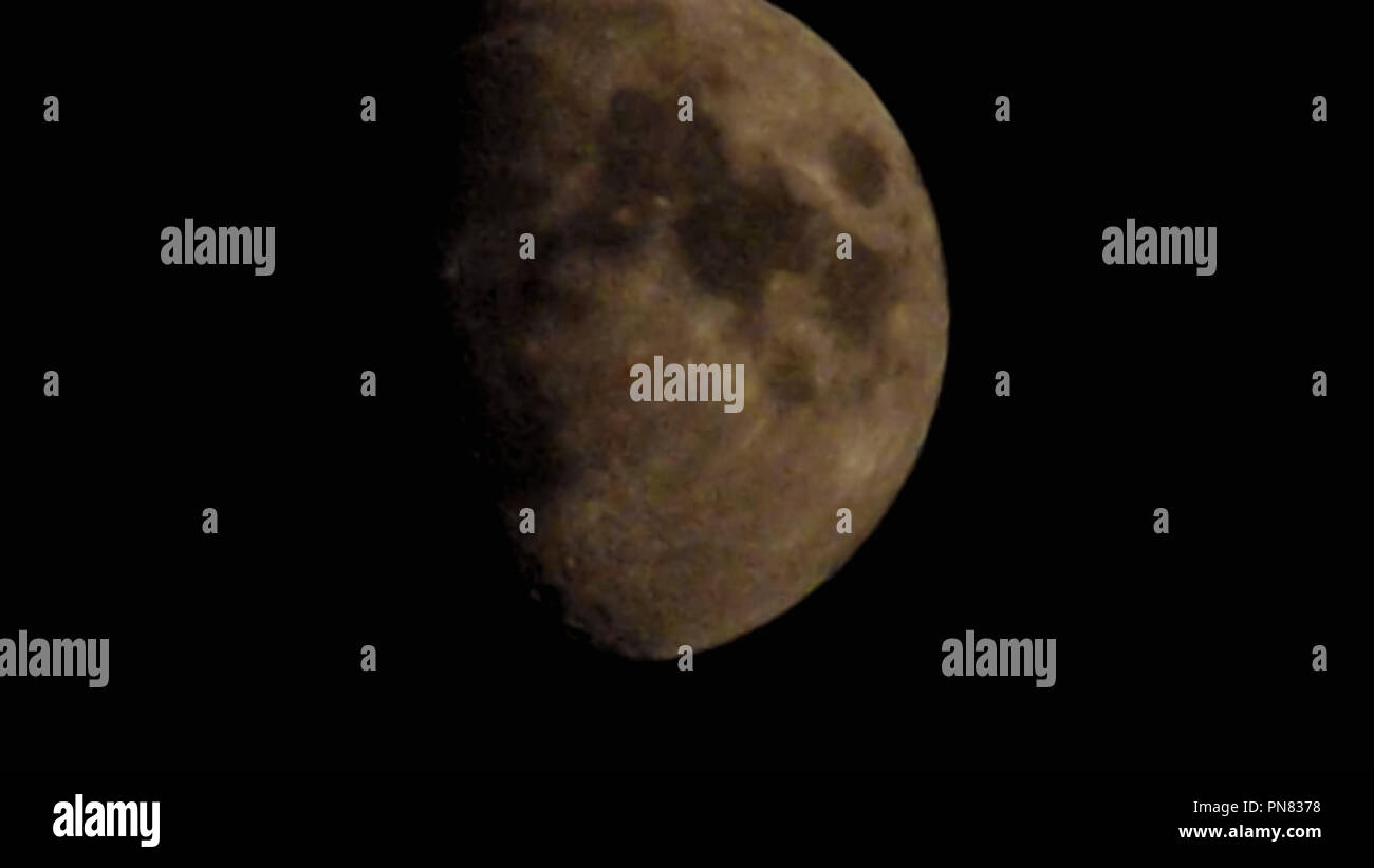 Whispers of the Moon: Eine himmlische Serenade, die im ätherischen Glanz des Halbmondes getaucht ist, entfaltet der Nachthimmel eine Geschichte des kosmischen Wunders. Stockfoto