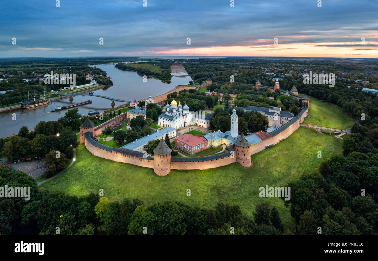 Luftaufnahme von Weliki Nowgorod Kreml bei Dämmerung, Russland Stockfoto