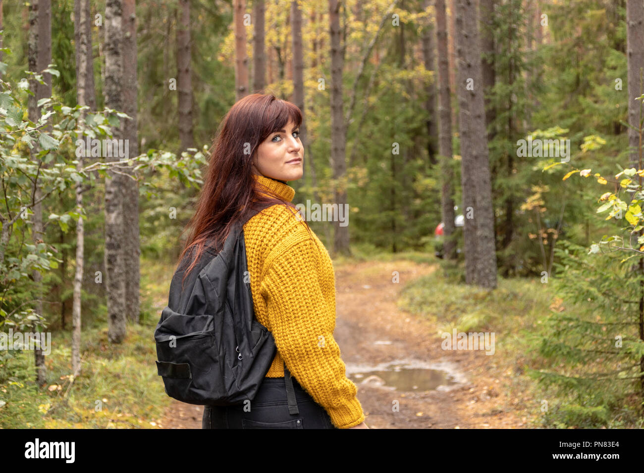 Mädchen geht in den Wald mit einem Rucksack, Toning Stockfoto